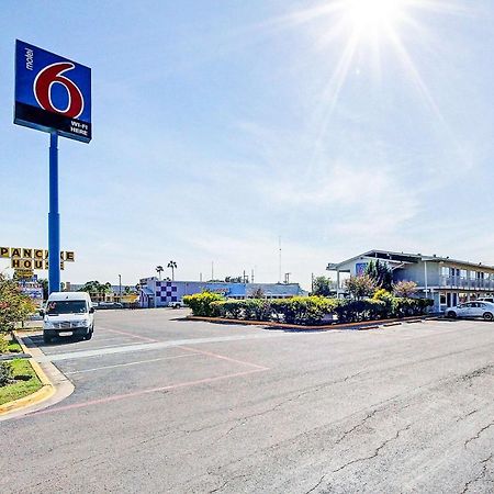 Motel 6-Laredo, Tx - South Exteriör bild